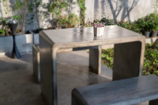 meja dari semen​ Concrete table